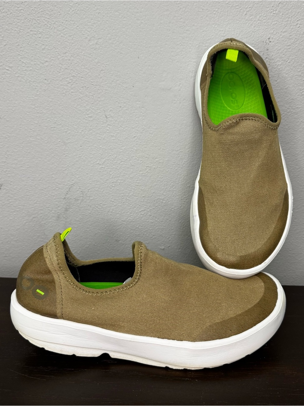 OOFOS OOmg Low Slip-On Recovery Shoes Olive Green Women’s Sz 8.5 comfy flexible
